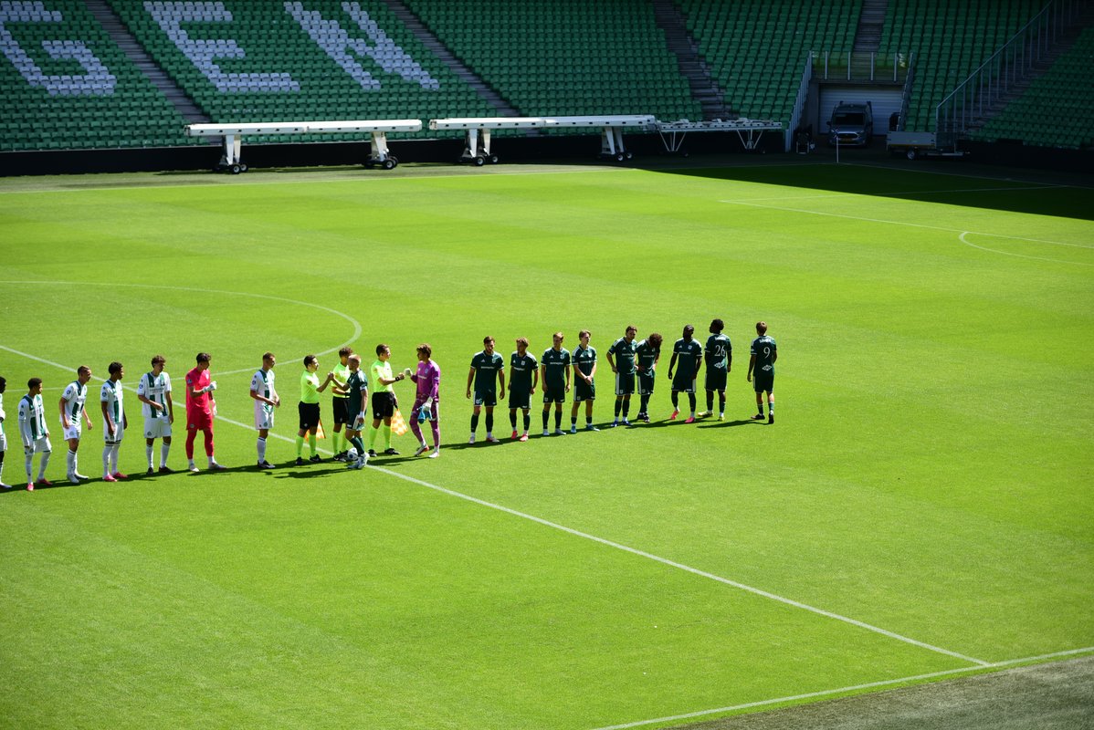 Een combinatieteam van PEC Zwolle verliest van combinatieteam van FC Groningen, foto's